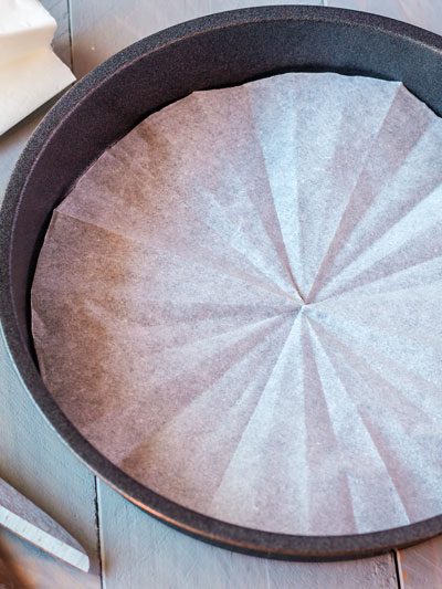 Cómo forrar el fondo de los moldes redondos