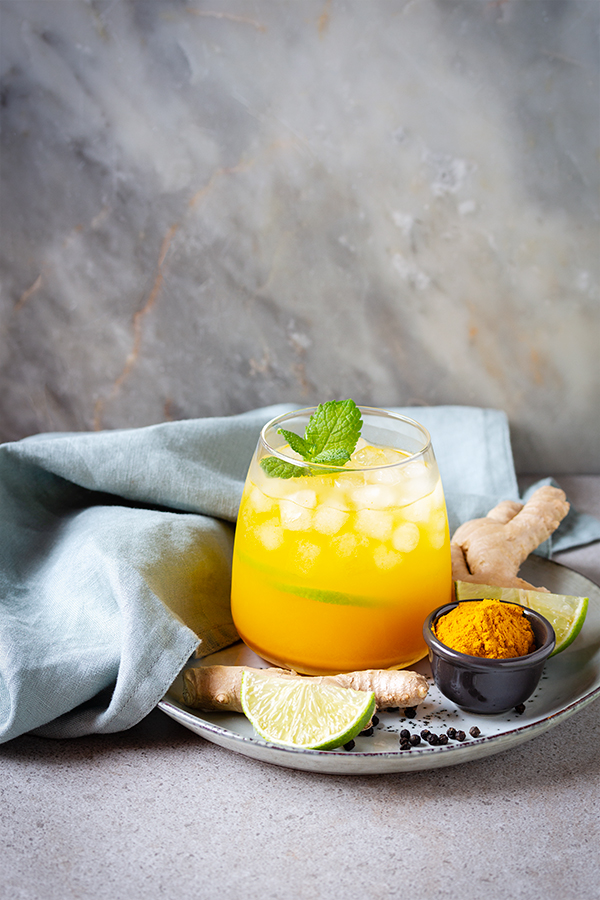 cocktail de cúrcuma y jengibre
